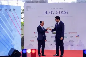Bui Minh Thanh (left), Vice Chairman of the Ho Chi Minh City People's Committee, congratulates Etienne Ranaivoson, Consul General of France in Ho Chi Minh City, on the occasion of France's National Day. (Photo:SGGP)