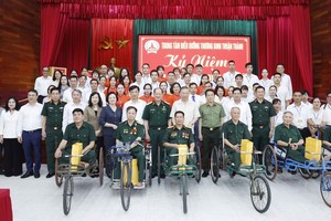 Party General Secretary and State President To Lam presents gifts to invalids at the Thuan Thanh Invalids Nursing Centre. (Photo: VNA)
