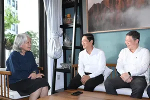 Mr. Vo Van Minh (R) and Mr. Duong Anh Duc (C) extend their regards to and speak with Tran Bach Dang's family members. (Photo: SGGP)