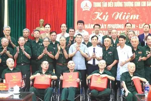 Prime Minister Le Minh Hung poses for a group photo with invalids, sick soldiers, and staff of Kim Bang Invalids Nursing Centre . (Photo: SGGP)