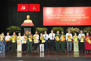 Standing Deputy Secretary of the Ho Chi Minh City Party Committee Le Quoc Phong offers flowers to revolutionary contributors. (Photo: SGGP)