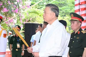 Party General Secretary and State President To Lam pays tribute to fallen heroes at Le Thi Rieng Park in Ho Chi Minh City on July 17. (Photo: SGGP)