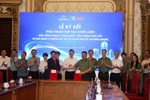 Mr. Phan Cong Bang (left), Head of the Ho Chi Minh City Management Authority for Urban Railways (MAUR), and Senior Colonel Luong Duc Minh, Chairman of Global Technology and Telecommunications Corporation (GTEL), sign the cooperation agreement under the witness of Ho Chi Minh City Vice Chairman Hoàng Nguyên Dinh and leaders of the two organizations. (Photo: hochiminhcity.gov.vn)