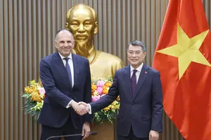 Prime Minister Le Minh Hung (R) receives Greek Minister of Foreign Affairs George Gerapetritis in Hanoi on July 17. (Photo: VNA)