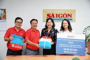 Deputy Editor-in-Chief of Sai Gon Giai Phong Newspaper, Bui Thi Hong Suong (2nd, R) receives VietMark's donation in support of the "Warm Coats for School" program. (Photo: SGGP)