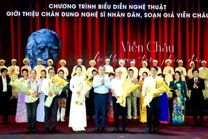 Vice Secretary of the Party Committee, and Chairman of the Vietnam Fatherland Front Committee of Ho Chi Minh City, Nguyen Phuoc Loc offers flowers to artists. (Photo: SGGP)