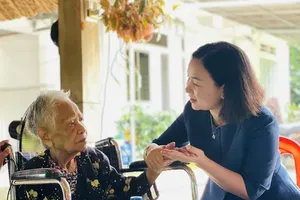 Standing Vice Chairwoman of the Vietnam Fatherland Front Committee of Ho Chi Minh City Truong Thi Bich Hanh visits Vietnamese Heroic Mother Duong Thi Danh. (Photo: SGGP)