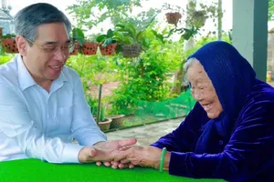 Vice Secretary of the Party Committee and Chairman of the Vietnam Fatherland Front Committee of Ho Chi Minh City Nguyen Phuoc Loc visits Vietnamese Heroic Mother Nguyen Thi Chinh. (Photo: SGGP)