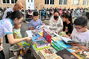 The 2026 Ho Chi Minh City Children's Book Fair brings books to young patients at Children's Hospital 1 in the city. (Photo: SGGP)