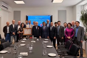Peter Jankowitsch (front row, 3rd from left), Honorary President of the Austria–Vietnam Society and members of the society pose for a commemorative photograph with Vietnamese Ambassador to Austria Vu Le Thai Hoang (front row, 4nd from left) and representatives of the Vietnam–Austria Friendship Association. (Photo: Published VNA)