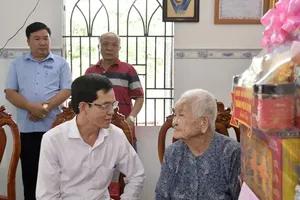 Head of the Municipal Party Committee's Inspection Commission Duong Trong Hieu, visits Vietnamese Heroic Mother Tran Thi Hien. (Photo: SGGP)