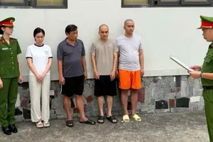The Police Investigation Agency executes warrants to prosecute the suspects. (Photo: Thanh Hoa Provincial Police)
