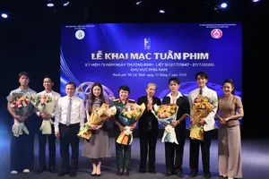 Delegates present flowers to the production team of Mua Do (Red Rain). (Photo: SGGP)