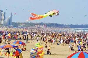 Tourists enjoy swimming and recreational activities at Bai Sau Beach in Vung Tau Ward, Ho Chi Minh City. (Photo: SGGP)