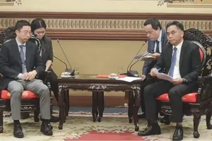 Standing Vice Chairman of the municipal People’s Committee Nguyen Loc Ha (R) receives Mr. Han Shengjian, Vice Governor of Heilongjiang Province. (Photo: SGGP)