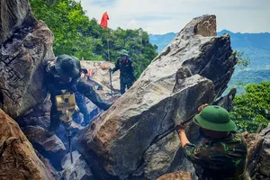 Officers and soldiers drill through rock in search of traces of fallen servicemen whose remains are believed to still lie beneath Hill 685, one of the fiercest battle positions of the former Vi Xuyen front. (Photo: SGGP)