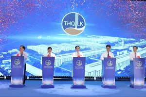 At the ceremony to unveil Vietnam’s first aluminum ingot products at the Nhan Co Industrial Park in Lam Dong province on July 26. (Photo: SGGP)