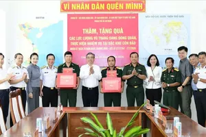 Vice Secretary of the HCMC Party Committee Nguyen Phuoc Loc and members of the delegation present gifts to armed forces personnel stationed and carrying out duties in the Con Dao Special Zone. (Photo: SGGP)