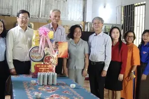 Standing Deputy Secretary of the Ho Chi Minh City Party Committee Le Quoc Phong and a city delegation visit and present gifts to Pham Quyet Thang. (Photo: SGGP)