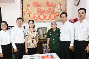 Standing Vice Secretary of the Municipal Party Committee Le Quoc Phong and delegates visit Mr. Tran Thang Phuc. (Photo: SGGP)
