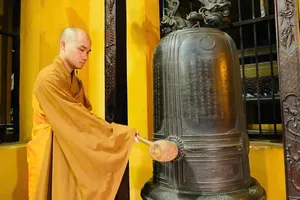 Quan Su Pagoda in Hanoi rings its bell on the morning of July 27 in remembrance of the nation's fallen heroes and martyrs. (Photo: Vietnam Buddhist Sangha)