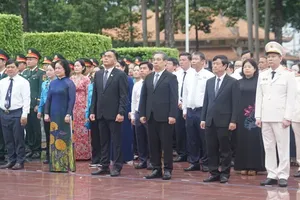 Leaders of Ho Chi Minh City and delegates offer flowers and incense in tribute to the heroic martyrs, honoring their immense sacrifices.