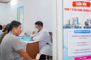 Doctors from Gia Dinh People's Hospital provide health check-ups for residents of Tan Thanh Ward. (Photo: SGGP)