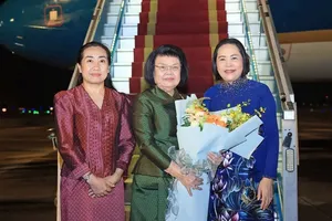 National Assembly Vice Chairwoman Nguyen Thi Thanh welcomes Cambodian National Assembly President Samdech Khuon Sudary at Noi Bai International Airport. (Photo: VNA)