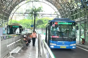 Residents use the free bus service. (Photo: SGGP)
