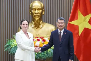 Prime Minister Le Minh Hung (right) receives New Zealand Ambassador to Vietnam Caroline Beresford at their meeting in Hanoi on July 30, 2026. (Photo: SGGP)