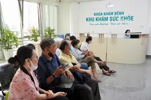 People wait for medical check-ups at the 115 People's Hospital, HCMC. (Photo: SGGP)