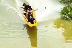 Can Tho cracks down on unlicensed 'flying speedboat' tourist service