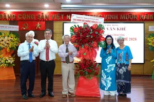 Vice Secretary of the Party Committee, and Chairman of the Vietnam Fatherland Front Committee of Ho Chi Minh City, Nguyen Phuoc Loc (2nd, L), presents flowers to congratulate the organizing committee of the Tran Van Khe Award. (Photo: SGGP)