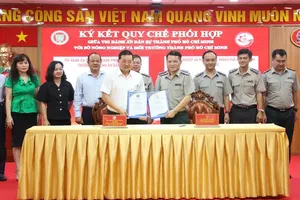 The Ho Chi Minh City Civil Judgment Enforcement Department and the municipal Department of Agriculture and Environment sign a joint coordination regulation. (Photo: SGGP)