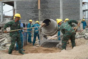 The Dak Lak Provincial Military Command has deployed officers and soldiers to assist in the construction of inter-level boarding schools in the border communes of Ia Lop and Ia Rve in Dak Lak Province. (Photo: SGGP)