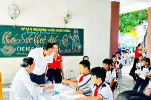 Health check-ups for students at Phuoc An Primary School, Phuoc Thang Ward, Ho Chi Minh City (Photo: SGGP)