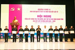 Lieutenant General Ha Tho Binh, Commander of Military Region 4, presents certificates of merit to collectives for their outstanding achievements in the search, recovery and identification of martyrs’ remains during the 2025–2026 dry season. (Photo: SGGP)