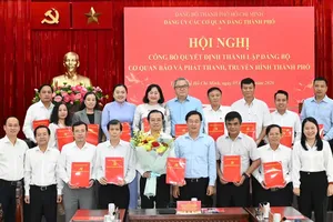 Standing Vice Secretary of the Ho Chi Minh City Party Committee Le Quoc Phong and vice secretaries of the Party Committee of Ho Chi Minh City Party Agencies congratulate officials on receiving their appointment decisions. (Photo: SGGP)
