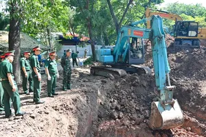 Search teams expand excavation operations at a burial trench in Area B of Le Thi Rieng Park. (Photo: SGGP)
