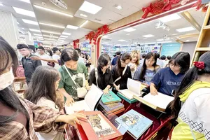 Readers browse limited-edition books at FAHASA Tan Dinh Bookstore in Ho Chi Minh City. (Photo: SGGP)