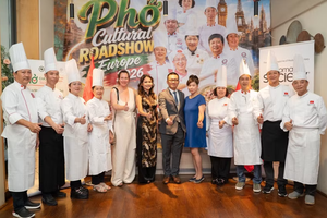 Vietnamese Ambassador to Austria Vu Le Thai Hoang and Gertrud Tauchhammer, Editor-in-Chief of Society magazine, together with Vietnamese culinary artisans at the Pho Cultural Road Show Europe 2026 event (Photo courtesy of Vietnamese Embassy in Austria)