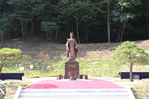 The statue of Vietnam's King Ly Thai To ( (974 - 1028) in Bonghwa county (Photo: VNA)