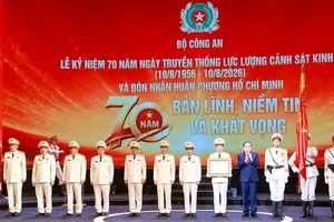 NA Chairman Tran Thanh Man presents the Ho Chi Minh Order to the Economic Police Force at the ceremony in Hanoi on August 8. (Photo: SGGP)
