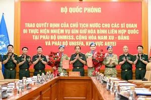 Deputy Chief of the General Staff of the VPA Senior Lieutenant General Phung Si Tan (centre) hands over the President’s decisions to the officers undertaking UN peacekeeping missions at the ceremony. (Photo: SGGP)