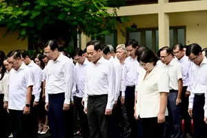 Secretary of the Ho Chi Minh City Party Committee Tran Luu Quang and members of the Standing Committee of the Ho Chi Minh City Party Committee observe a minute of silence in memory of late Lao National Assembly Chairman Xaysomphone Phomvihane. (Photo: SGGP)