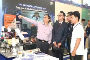 A business representative explores technology solutions at Ho Chi Minh City's Innovation, Science and Technology, and Startup Week. (Photo: SGGP)
