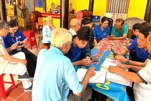 Youth Union members in Binh Thanh Ward, Ho Chi Minh City, assist residents with administrative procedures through digital applications. (Photo: Binh Thanh Ward's Facebook page)