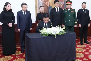 Politburo member and Permanent member of the Communist Party of Vietnam (CPV) Central Committee's Secretariat Tran Cam Tu, signs the condolence book. (Photo: SGGP)