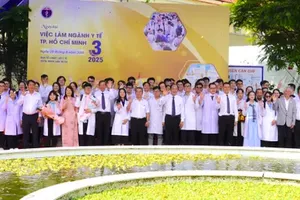 Young doctors attend the third Ho Chi Minh City healthcare sector job fair, held in Can Gio in 2025. (Photo: SGGP)