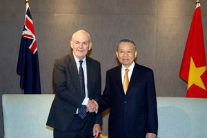 General Secretary of the Communist Party of Vietnam Central Committee and President To Lam (R) and Steven Joyce, Acting President of the New Zealand–Vietnam Friendship Association, at their meeting in Auckland on August 12, 2026. (Photo: VNA)